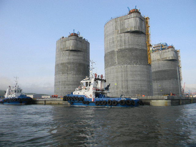 Berkut platform installed at Vostochny Port anchorage