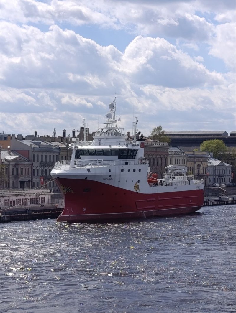St. Petersburg'da Karapaks LLC için inşa edilen KSP01 projesinin ilk seri yapım yengeç fabrika gemisi 'Kildin', İngiliz Rıhtımı'nda bayrak çekme töreniyle hizmete girdi.