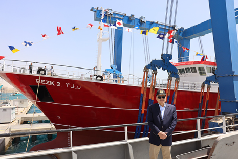 Mısır Süveyş Kanalı İdaresi'nin (SCA) South Red Sea Shipyard'da 4 Mayıs 2026'da denize indirdiği REZK 2 ve REZK 3 isimli 50 metrelik açık deniz balıkçı gemilerinin 12 gemilik yerli inşa programının ilk iki teslimatı haberinin görseli